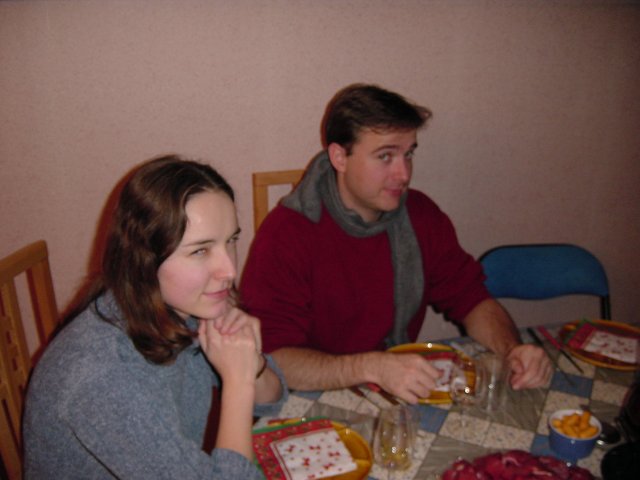 Carine a l'air belliqueux et Yves a l'air d'un ravi