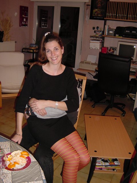 Coralie (collants a rayure londoniens) sur les genoux de Steph (qui se cache de honte)