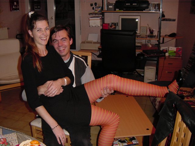 Steph exhibe (sans honte, l'alcool aidant) une jambe rayee flashy de Coralie