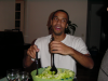 Adrien melange la salade (Mmm et il a l'air d'aimer ca)