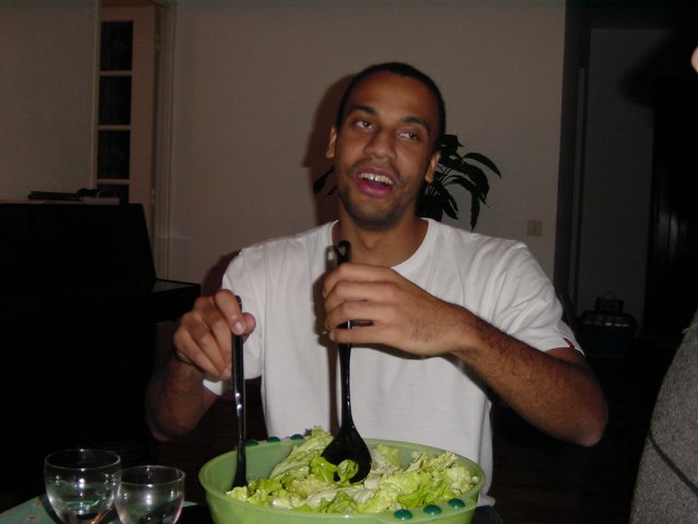 Adrien melange la salade (Mmm et il a l'air d'aimer ca)