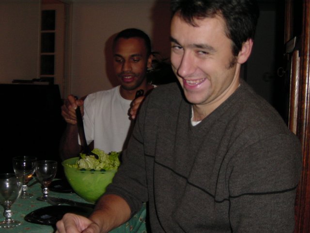 Nico (c'est le meme sourire qu'il a appris a sa fille!!) et Ad qui remue toujours la salade