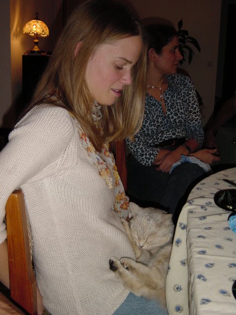 Emu dort sur les genoux d'Audrey, Colleen au second plan