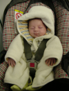 Selena emmitouflee dans son maxi-cosi
