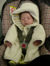 Selena emmitouflee dans son maxi-cosi