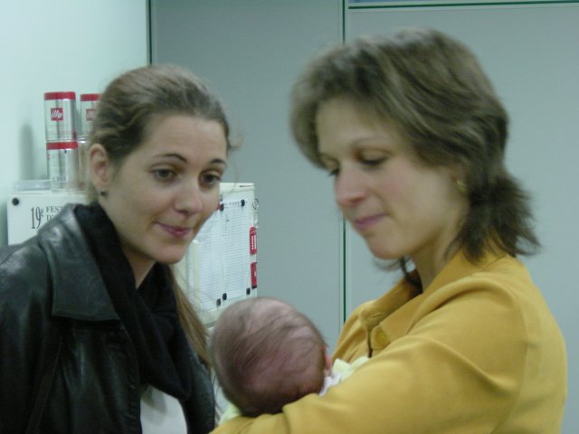 Coralie perplexe devant Selena dans les bras de Caroline