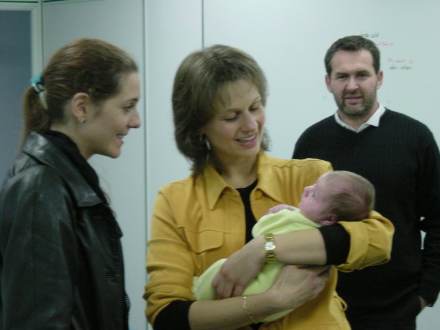 Coralie, Caroline tenant Selena, Daniel au fond