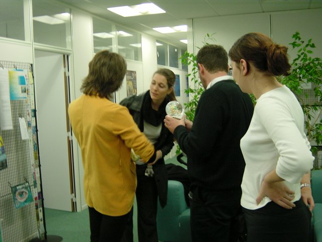 Caroline de dos, Coralie intriguee, Daniel tient la boule et Alex a l'ecart regarde le tout