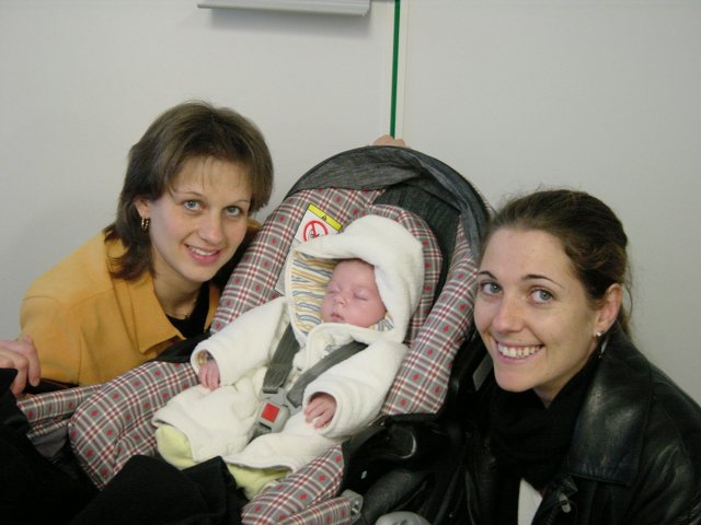Selena encadree par Caroline et Coralie
