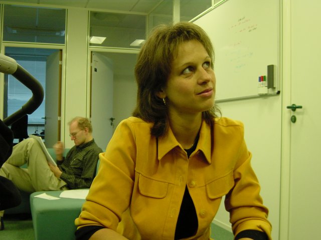 Caroline a l'air de douter, Bert toujours au fond