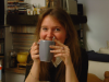 Guylaine souriante se cache derriere une tasse