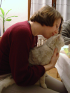 Isa caline Emu sur ses genoux