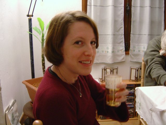 Isabelle levant son verre a the' et me souriant
