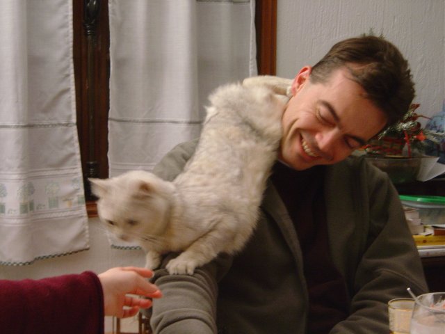Emu entame sa descente de l'epaule de Steph vers la main d'Isa