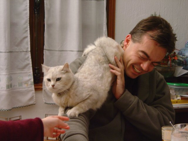 Emu plante ses griffes dans le cou de Steph
