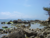Rochers dans l'eau, voilier, l'esterel dans le fond