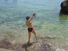 Emma vient visiblement de trebucher sur un caillou dans l'eau