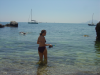 Emma dans l'eau (un regard vers nous pour l'encourager?)
