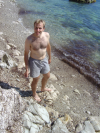 Nico au bord de l'eau en maillot