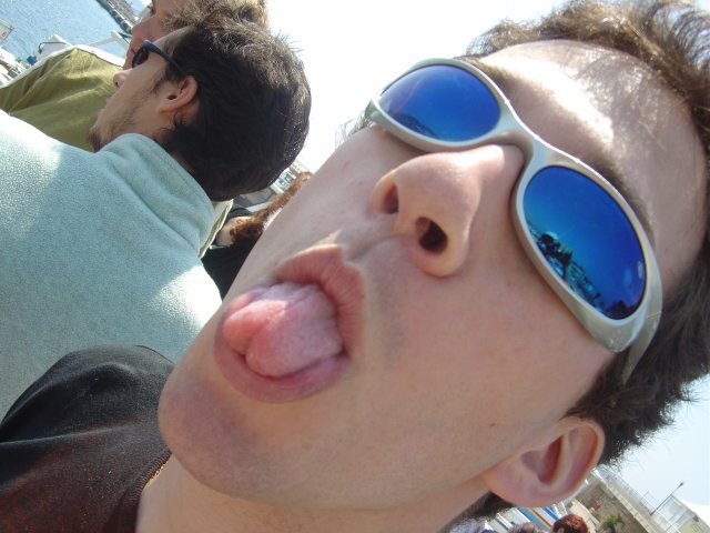 Tentative de self portrait de Marc dans les lunettes de Guillaume