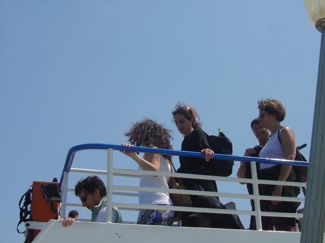 Olivier, Sandrine, Emma, Charley, Florence descendent du bateau