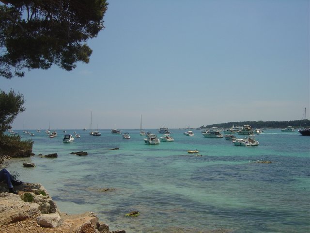 Bateaux ancres entre Sainte Marguerite et Saint Honorat