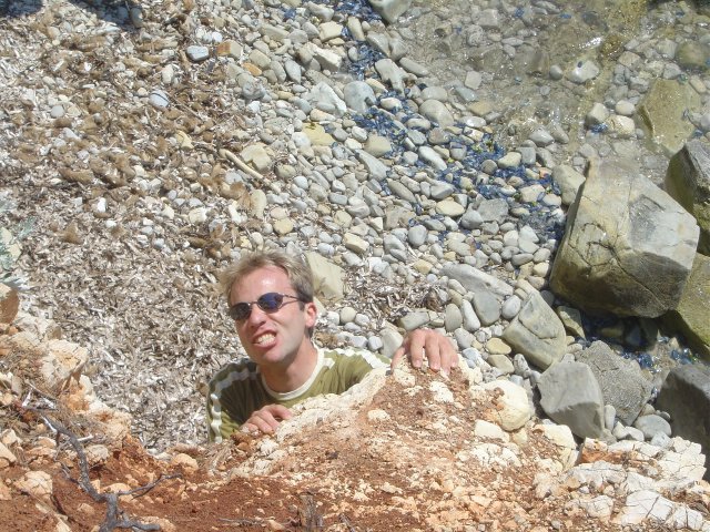 Nico grimacant alors qu'il fait semblant d'escalader