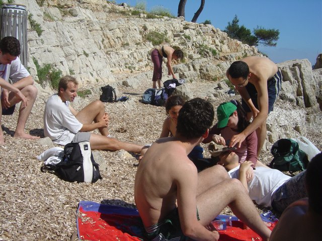Olivier, Nico, Emma, Guilaume, Krobbe et Max qui decorent la casquette de Max