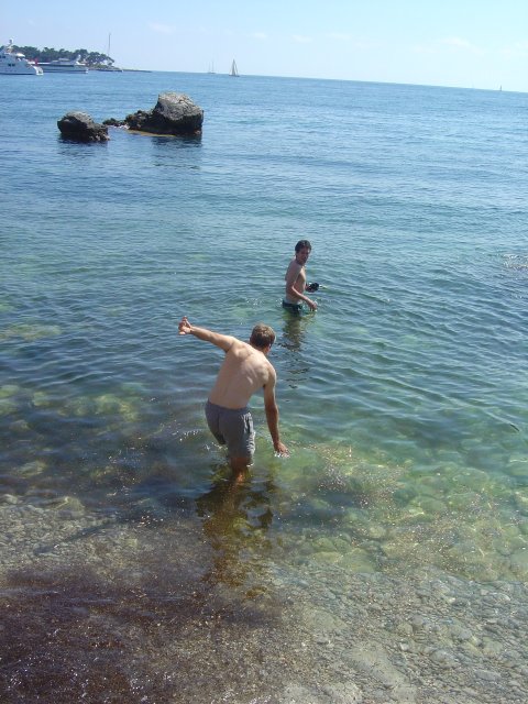 Nico et Guillaume entrent dans l'eau