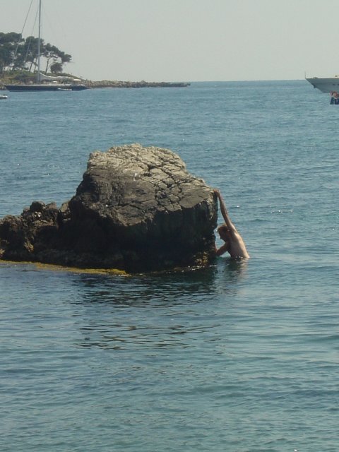 Nico escalade un rocher