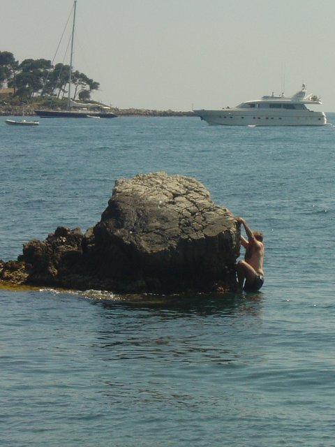 Nico escalade un rocher