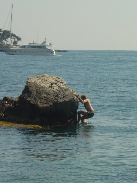 Nico escalade un rocher