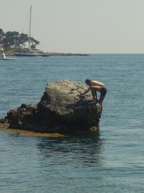 Nico escalade un rocher