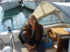 Coralie assise dans le voilier