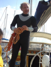 Joel en combinaison tenant une corde