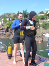 Daniel aide Joel a mettre la bouteille sur son dos