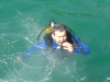 Daniel dans l'eau met son detendeur en bouche