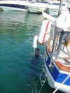 Francois dans l'eau pres du voilier