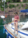 Alice en maillot sur le pont du voilier