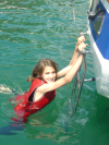 Alice dans l'eau accrochee a l'echelle