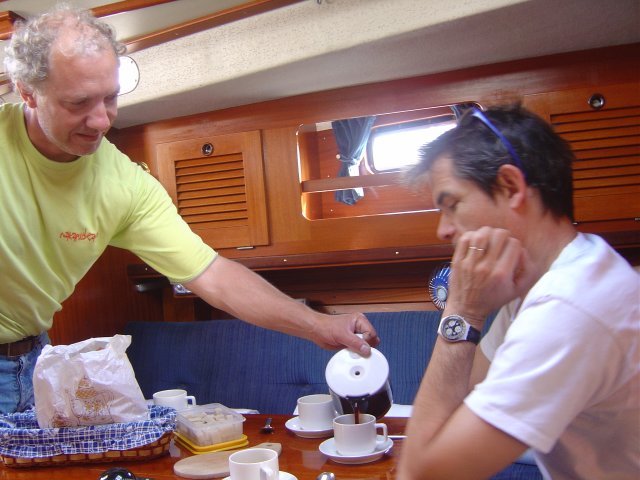Joel sert du cafe' a Francois