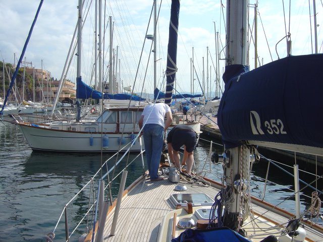 Francois et Daniel penches a l'avant du bateau