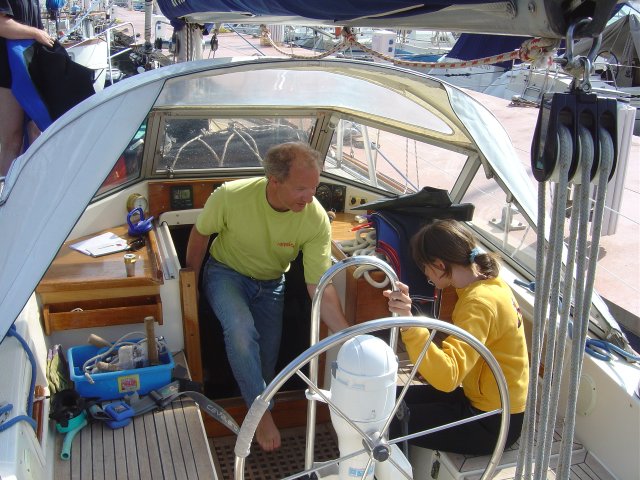 Joel sort de la cabine et Alice est assise dans le cockpit