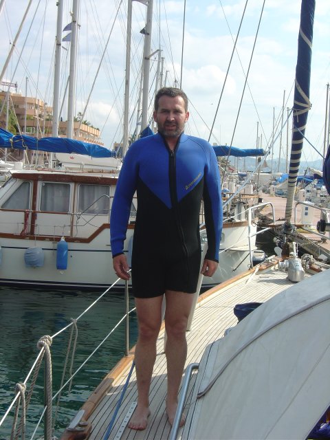 Daniel tout esquiche' dans sa combi