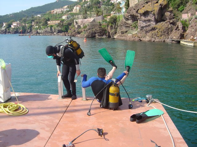 Joel va se mettre a l'eau alors que Daniel part a la renverse
