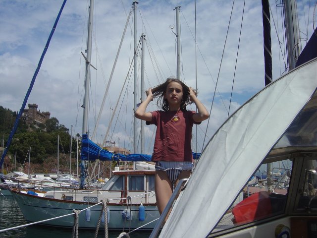 Alice sur le pont passe ses mains dans ses cheveux