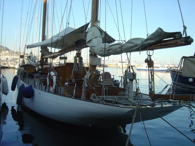 Voilier au port de Cannes