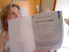 Christine tient le carnet de sante' d'Alexis