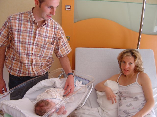 Olivier, Alexis dans son berceau et Christine allongee
