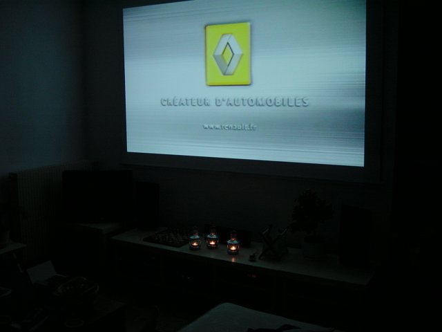La tele projetee sur l'ecran, les nouveaux meubles sont suffisamment bas